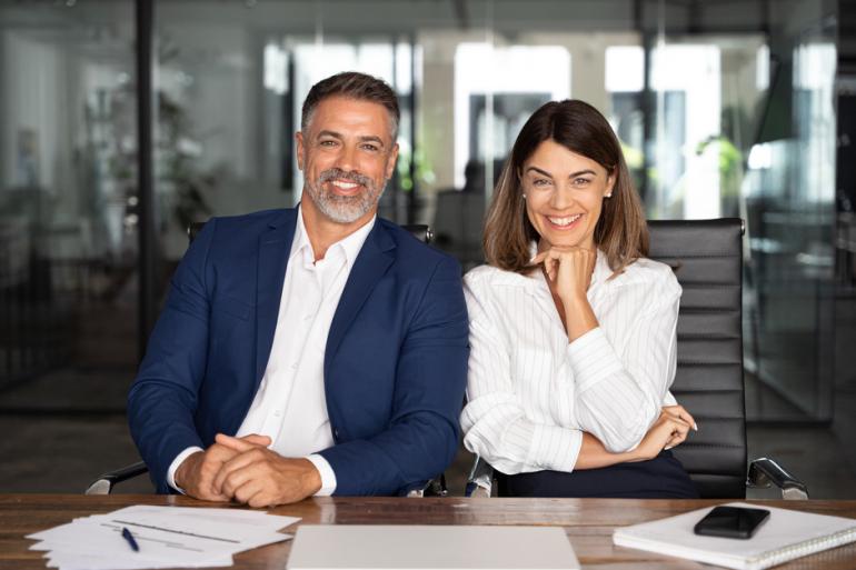 Hombre y mujer empresarios sonriendo